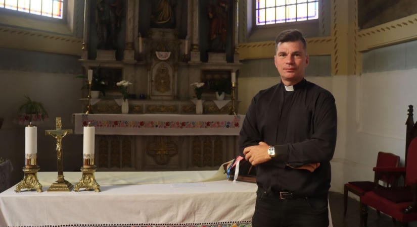 A vendéglátást is kitanulta az új plébános – három falut szolgál Janes Zoltán