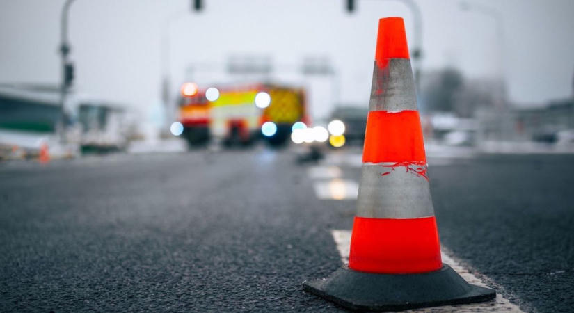 Kamionnal ütközött egy utánfutót vontató autó az M4-esen