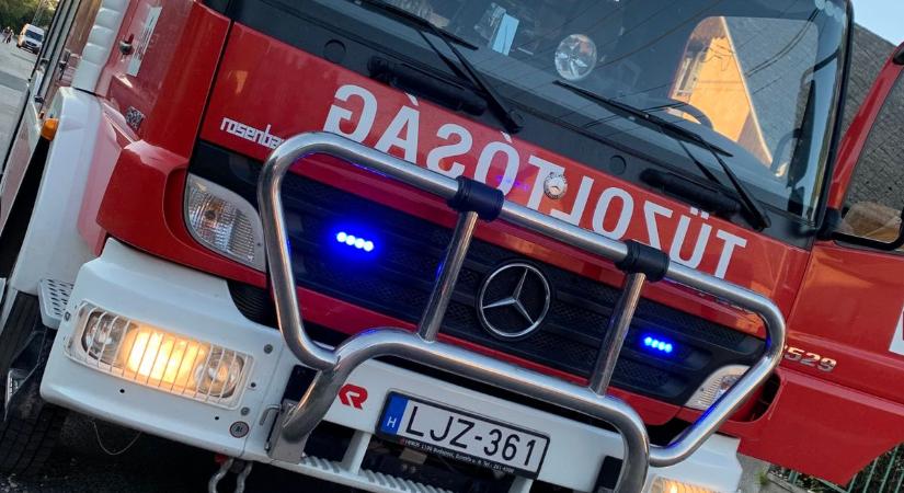 Lángba borult egy kombájn Ukkon, a tűz a növényzetre is átterjedt