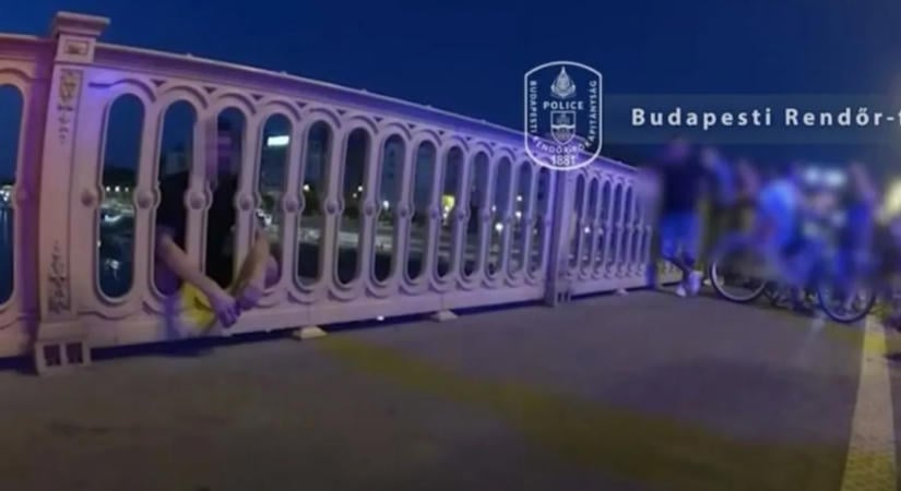 Életmentés a Margit hídnál: több mint félóráig tárgyaltak a rendőrök a korláton kívül álló férfival