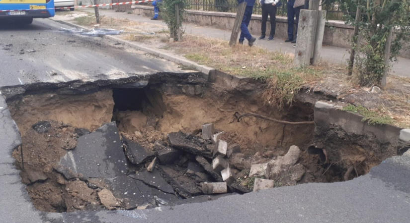 Súlyos baleset Budapesten: beszakadt az aszfalt a busz alatt, gyerekek is kórházba kerültek