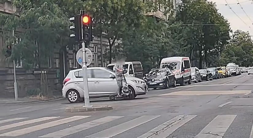 Egymás mellett haladtak, aztán jött a nagy esés – újabb e-rolleres balesetet vettek videóra