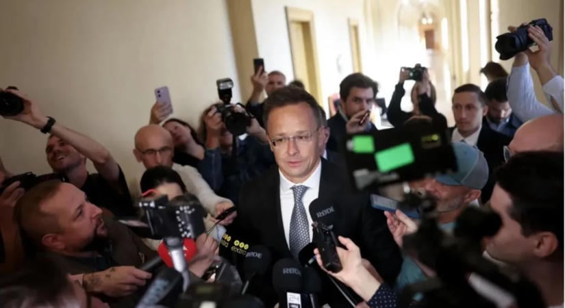 Hatalmas érdeklődés fogadta Szijjártó Pétert a parlamentben, ahol meghallgatja a nemzetbiztonsági bizottság
