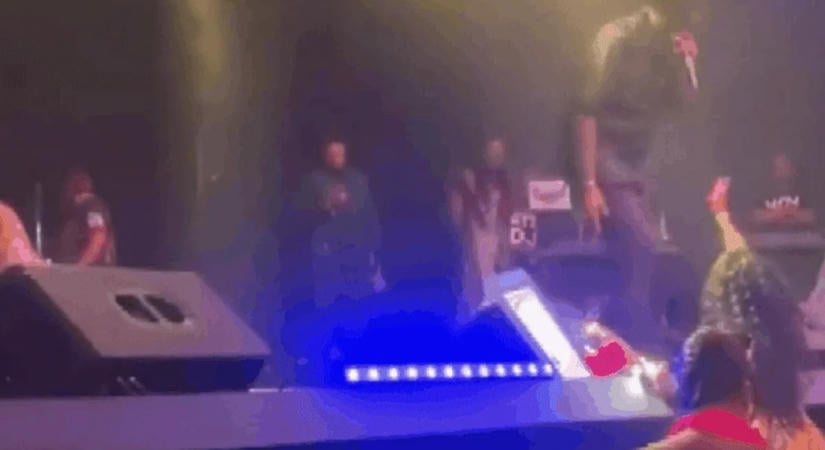Botrány a színpadon: koncert közben pofozott fel egy nőt az énekes – videó