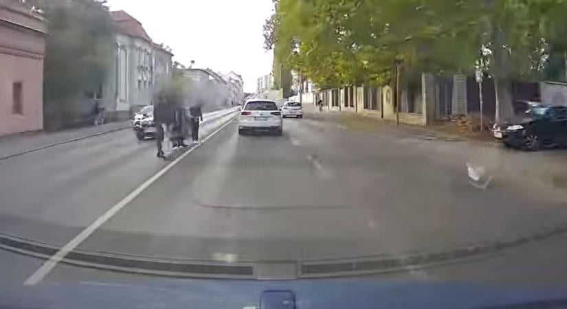 Hajmeresztő jelenet a 6-oson: délutáni csúcsforgalomban, az autók között várakoztak a gyalogosok (videó)