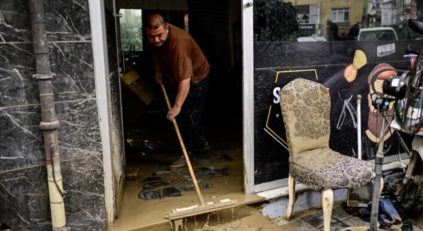 Isztambulban 84 éve nem látott esőzés okozott áradásokat, újabb heves záporok érkeznek