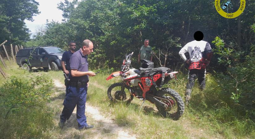 Engedély nélkül motorozott a Gerecsei Tájvédelmi Körzetben