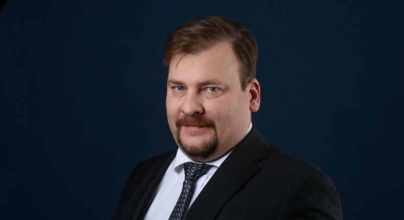 Tiltott önkényuralmi jelkép miatt emeltek vádat az Alapjogokért Központ propagandistája ellen