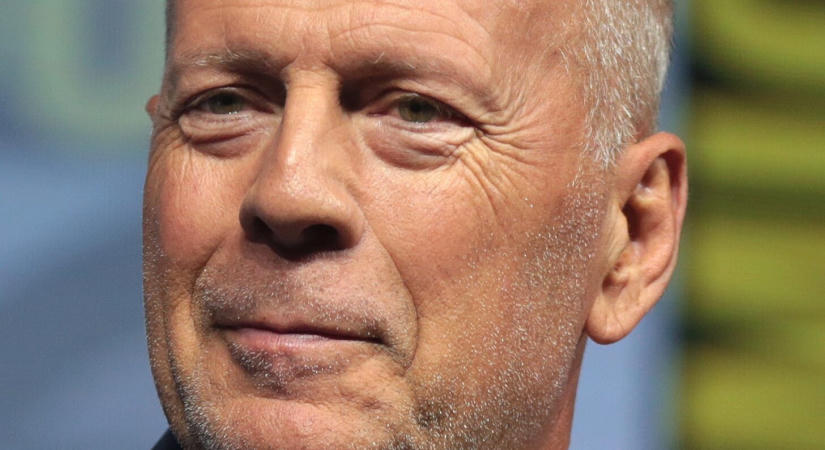 Szívszorító felvétel Bruce Willisről: ápolói támogatták, amikor autóba szállt