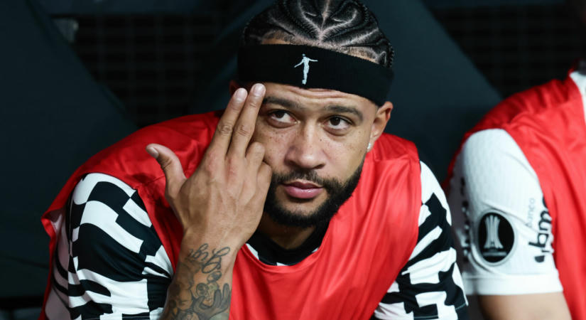 Depay felgyújtja a Corinthians címerét új klipjében, Brazília felrobbant a botránytól