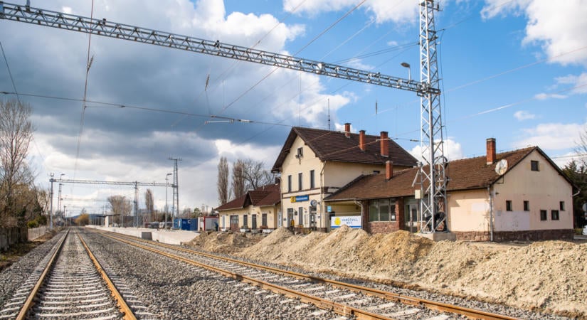 Hét balatoni vasútállomást alakítanak át