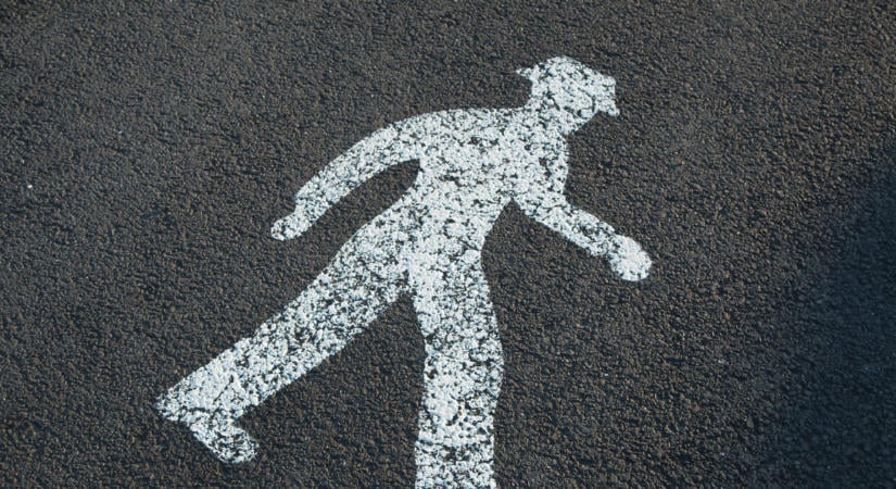 Kötelező lesz a fényvisszaverő mellény a gyalogosoknak, és büntetés jár a mobilozásért