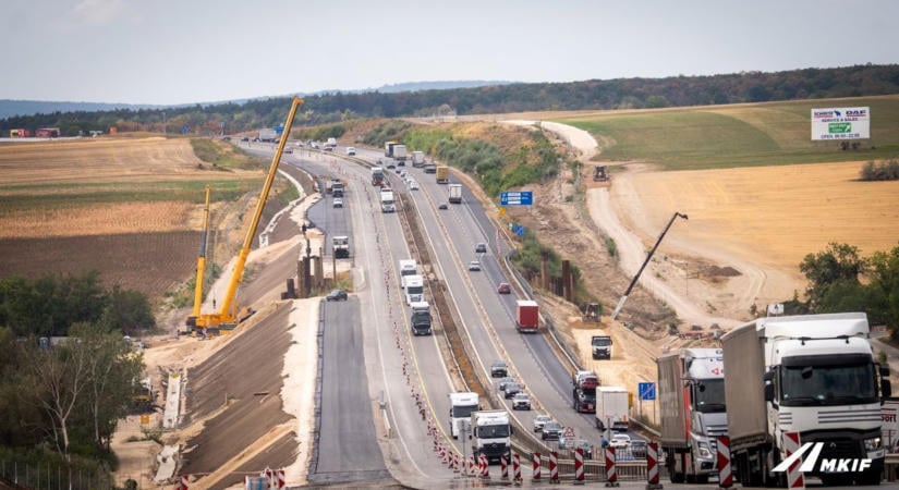Már egy éve tart az M1-es bővítése: így néz ki a levegőből a gigantikus újjáépítés (videó)