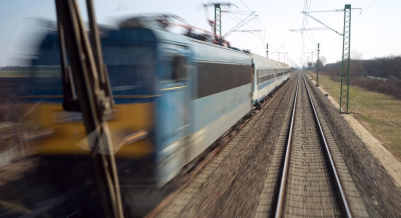 250 milliárdos vasúti üzlet körvonalazódik Magyarországon: közel 200 új kocsi készülhet, de van egy bökkenő