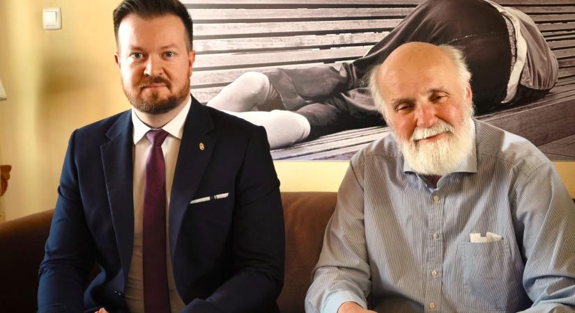 Szabó Bence átadta Iványi Gáboréknak a nekik felajánlott adományt