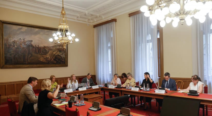 Kiderült, mi maradt ki a közvetítésből: a parlamenti jegyzőkönyvek őrzik a Magyar Péter elleni legdurvább bekiabálásokat