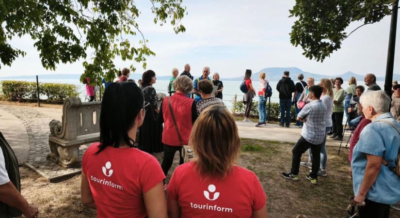 Őszi pezsgés Fonyódon – a bélatelepi villasor titkaival csábították a turistákat