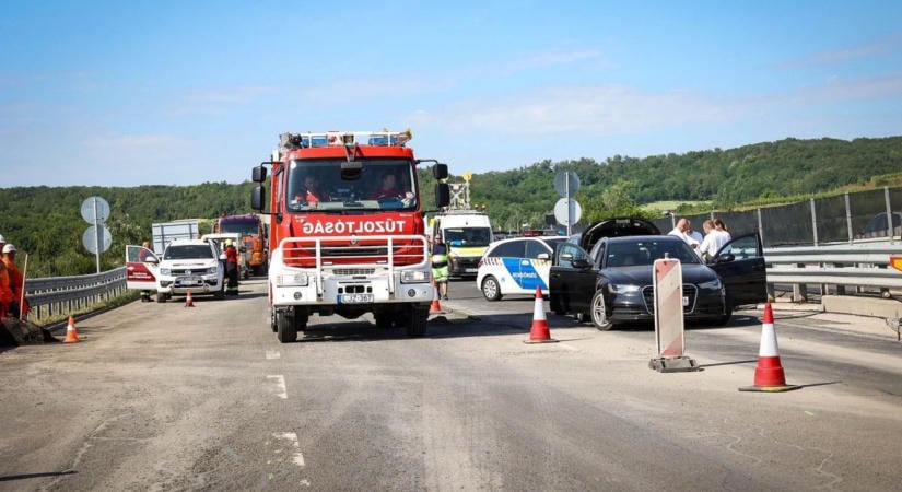 Két autó ütközött az M6-oson – forgalmi akadály van Budapest felé