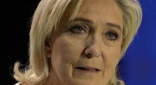Marine Le Pen az antiszemita üzenetváltások közzététele után is bízik Jordan Bardellában