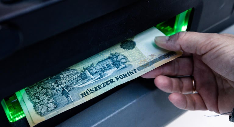 Fél éve nem volt ilyen gyenge a forint a dollárral szemben