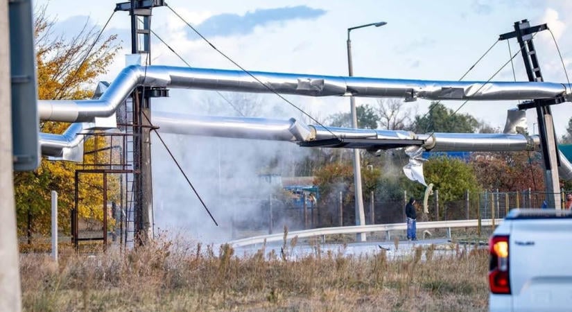Kidöntötte a vezetéket egy teherautó: több ezer lakásban ment el a fűtés Pakson