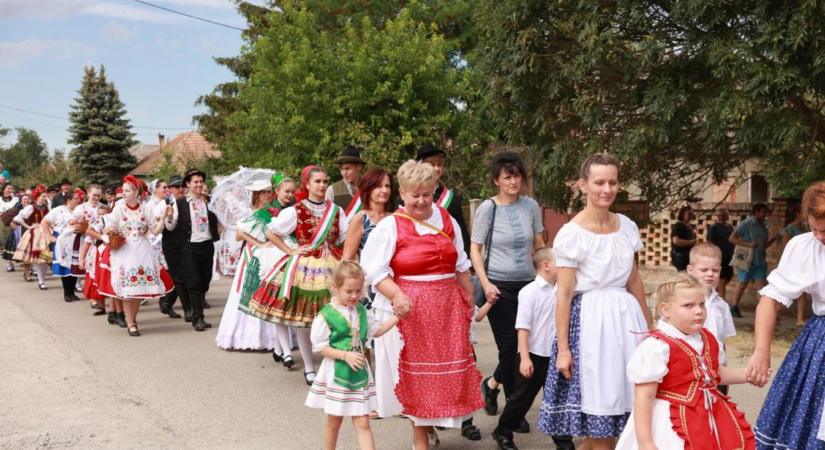 Felvonulással és hajnalig tartó bállal ünnepelték a szüretet Nagydorogon (képgalériavideó)