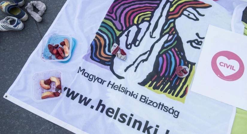 Szabálysértésre hivatkozva egy félreeső helyre vitte, majd meg akarta csókolni a 17 éves lányt a civil ruhás rendőr