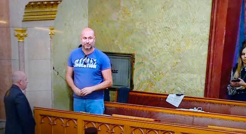 Botrány a parlamentben: A Fidesz vendégeként érkezett, végül kiküldték a páholyból az ismert aktivistát