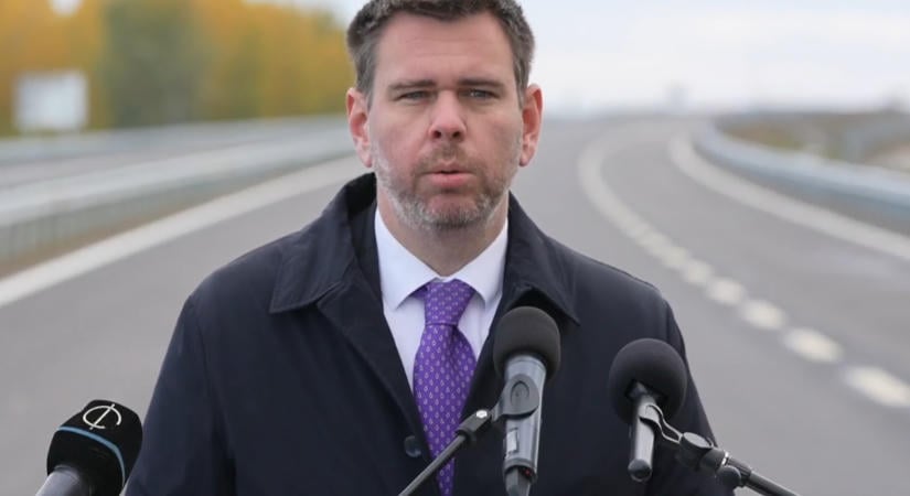 Elkészült az M49-es gyorsforgalmi út első szakasza, Debrecent érintő fejlesztéseket is ígért Vitézy Dávid