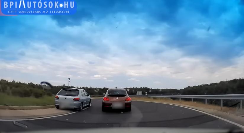 Nem hiszed el, hogy előzte ki a sort a nap tahója: meghökkentő videó az M86-osról