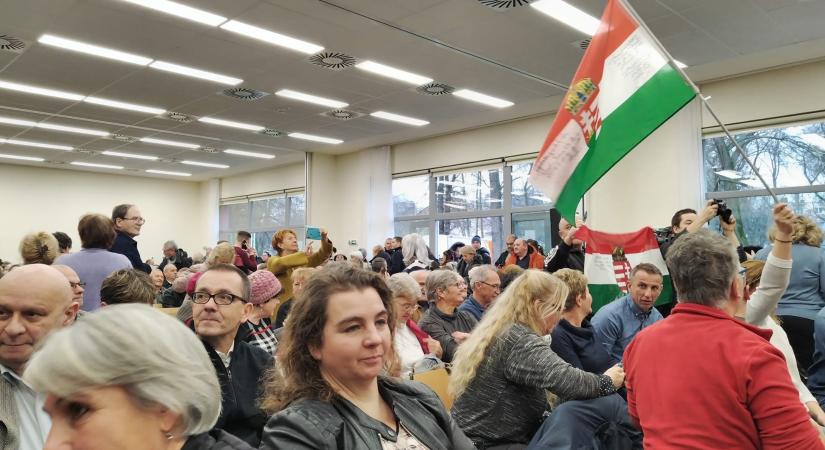 Az államtitkár szerint külföldről finanszírozzák az akkumulátorgyárak elleni tiltakozásokat