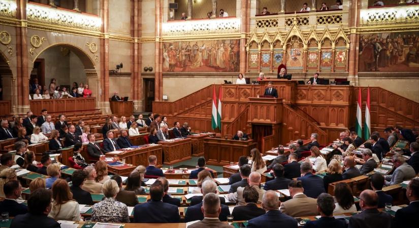 „Mi nem az íróasztal mellől hoztuk ezeket a döntéseket” – megszavazta a parlament az iskolakezdési támogatást