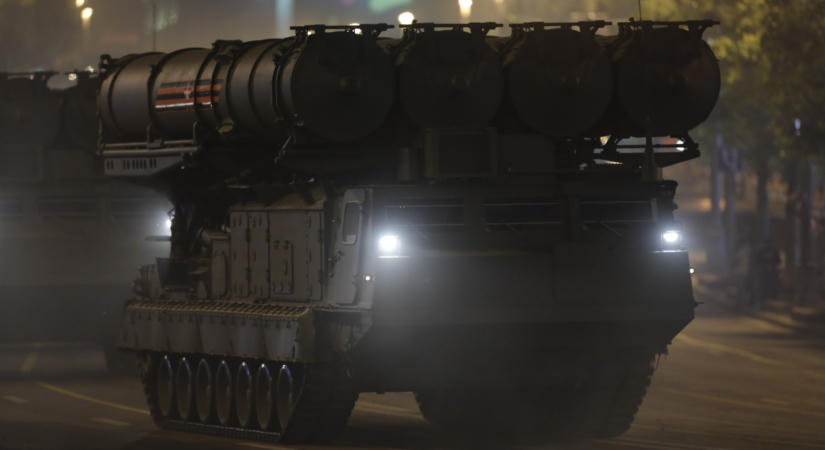Látványos felvételek érkeztek: egy pillanat alatt darabokra robbant az oroszok féltett fegyverrendszere