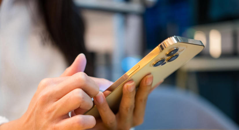 Telefonra költözött a bankolás: robbanásszerűen nő a mobilos utalások száma