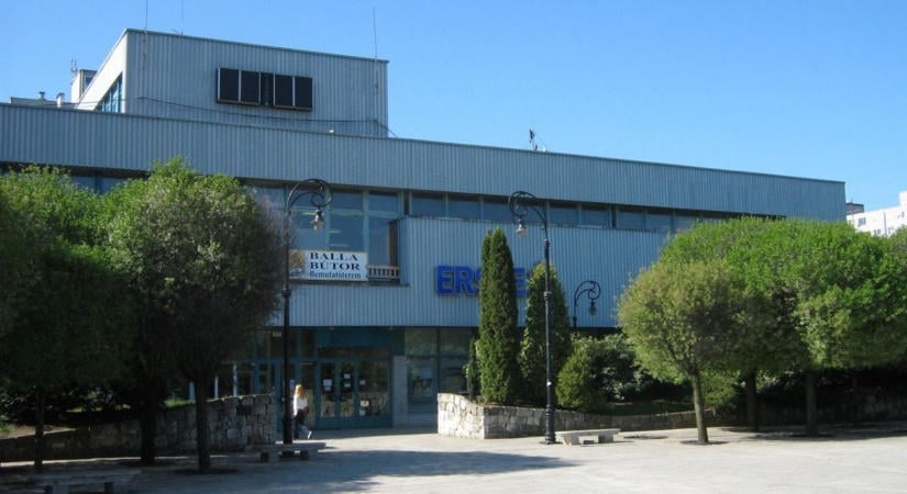 Hihetetlen, mi lóg a borsodi áruház faláról! A helyiek teljesen kiakadtak