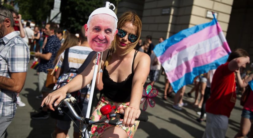 Petíciót indított a Háttér Társaság a nemváltoztatási tilalom ellen