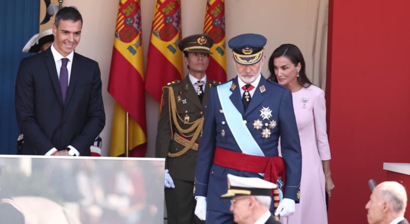 A király előtt hozták megalázó helyzetbe a spanyol kormányfőt – Videón a kínos pillanatok