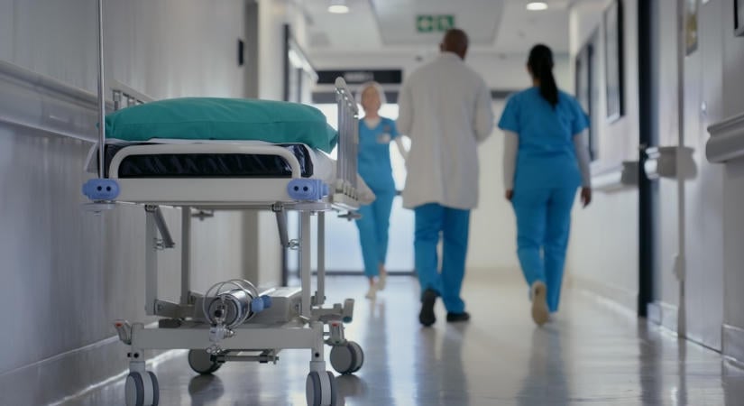 Több mint 123 ezer egészségügyi dolgozót érinthet a béremelés: 2027-től jöhet a változás