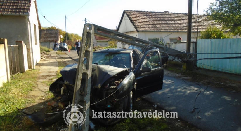 Buszbaleset, leszakadt villanyoszlop és háztűz adott munkát a baranyai tűzoltóknak