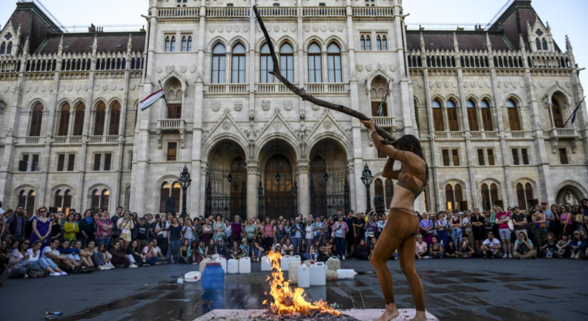 Nő- és emberjogi szervezetek hívására tüntettek civilek a parlament előtt, szerintük az áldozathibáztatásnak nincs pártszíne