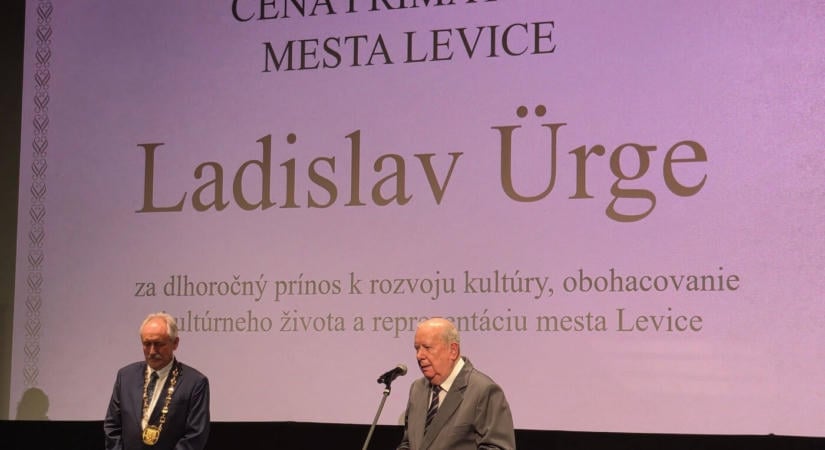 A fennállásának 870. évfordulóját ünneplő Léván jelentős magyar közösségformáló személyiségeket díjaztak