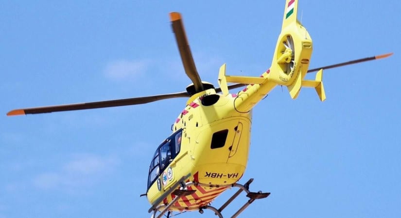 A középső szalagkorlátot is átszakította az autó az M5-ösön, mentőhelikopter is érkezett a helyszínre