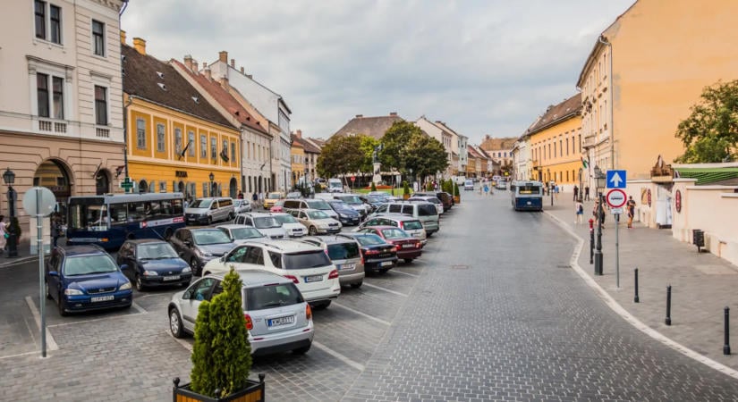 Marad a kedvezmény a zöld rendszámosoknak, haladékot kapnak a nehéz autók Budapesten