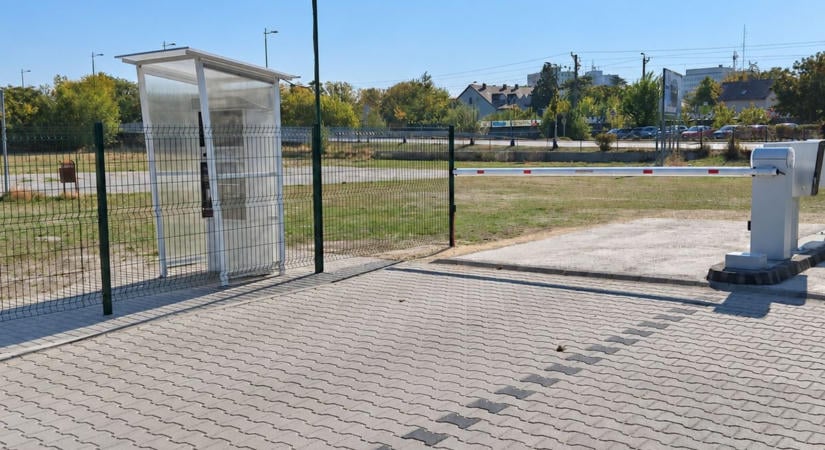 Most avatják az új fizető parkolót, miközben a közelben ingyenes helyek várják az autósokat
