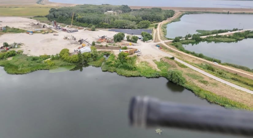 Fegyverrel próbálták megfélemlíteni a környezetőröket egy illegális kavicsbányánál