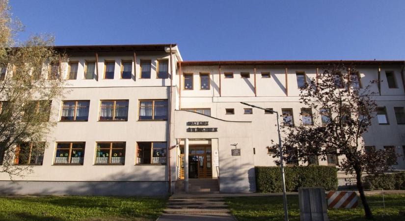 Tarkón ragadták a gyereket a hevesi iskolában – a bántalmazott kisfiú édesanyja elmondta, mi történt