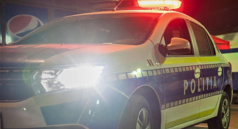 Lángba borult a rendőrautó egy autós üldözés során – Négyen megsérültek, köztük két rendőr