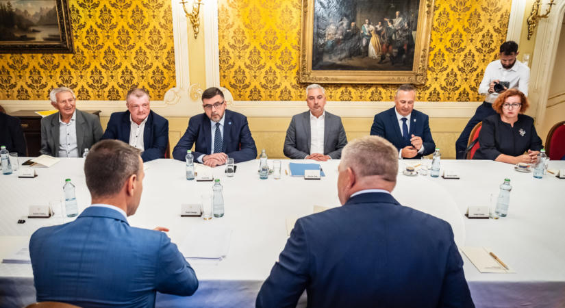Vihar a szélerőművek körül: Fico vétójogot ígér a falvaknak, Kassa megye mégis perel
