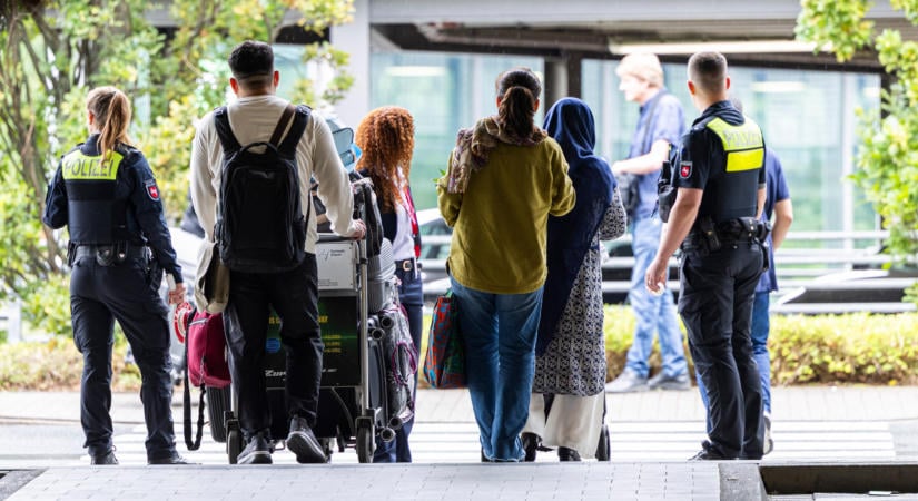 Akár 32 ezer eurót is fizet Svédország a hazatérő migránsoknak