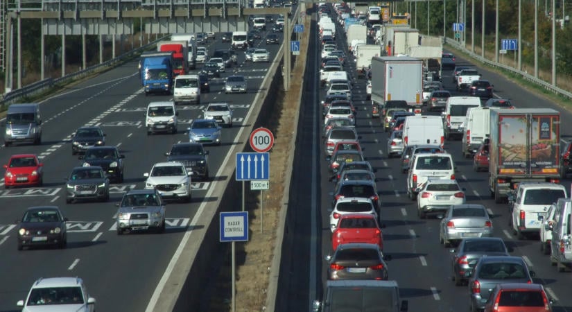 Teljes pályazár az M7-es autópályán a Balaton felé, Velencénél